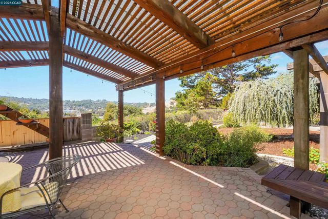 2535 Francis Dr, Pinole, CA 94564