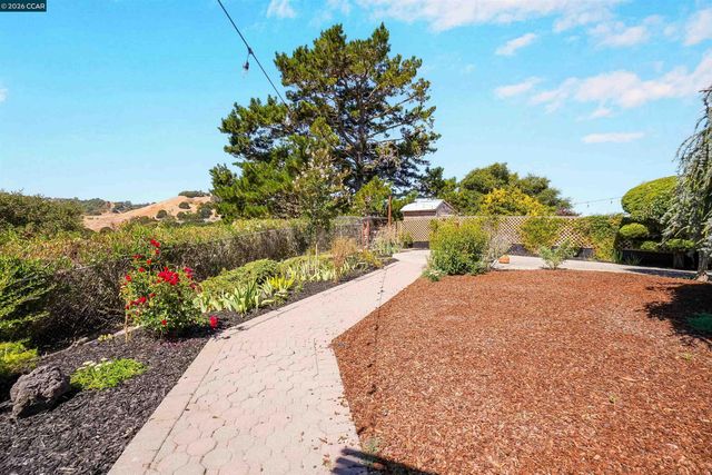 2535 Francis Dr, Pinole, CA 94564