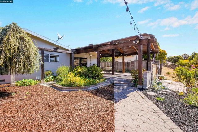 2535 Francis Dr, Pinole, CA 94564