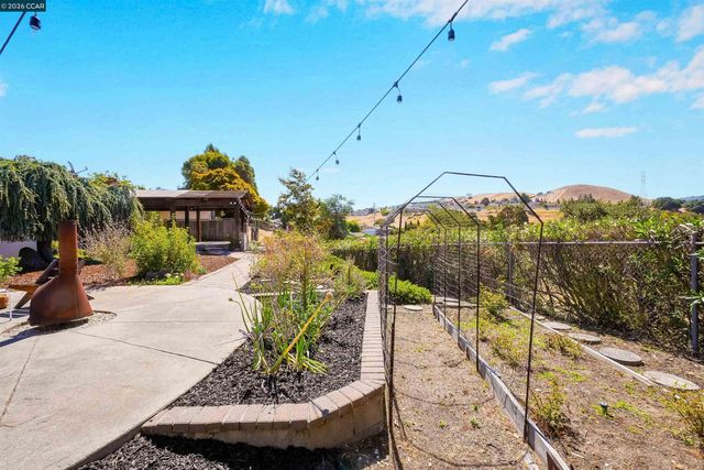2535 Francis Dr, Pinole, CA 94564