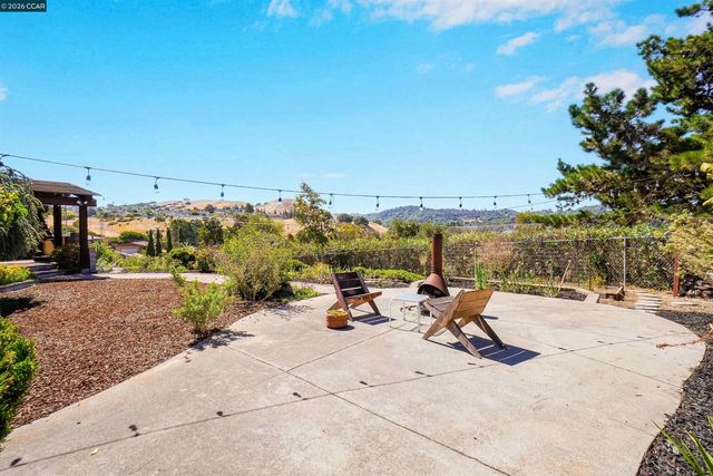 2535 Francis Dr, Pinole, CA 94564