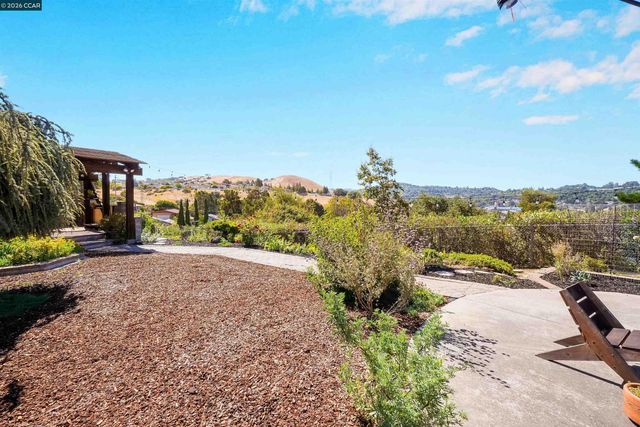 2535 Francis Dr, Pinole, CA 94564