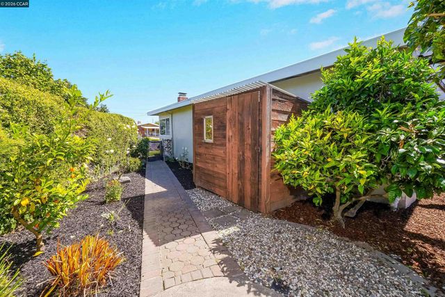 2535 Francis Dr, Pinole, CA 94564