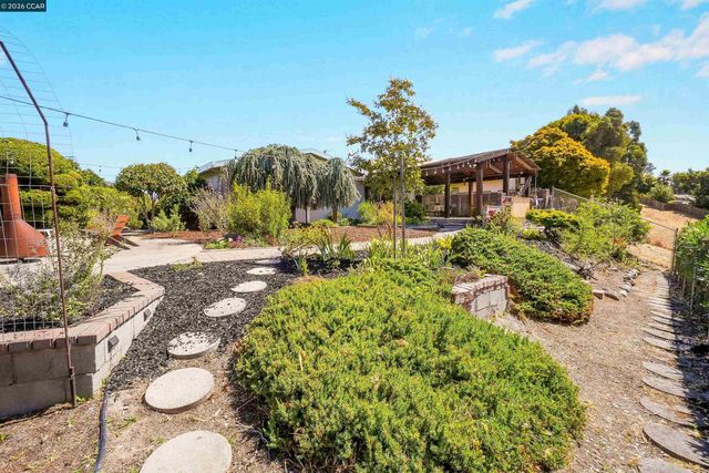 2535 Francis Dr, Pinole, CA 94564