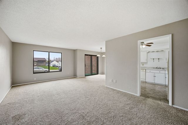411 Crimson Drive NE 19, Cedar Rapids, IA 52402