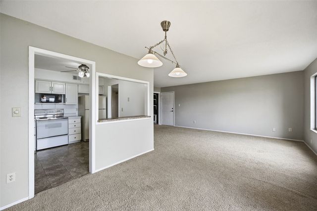 411 Crimson Drive NE 19, Cedar Rapids, IA 52402