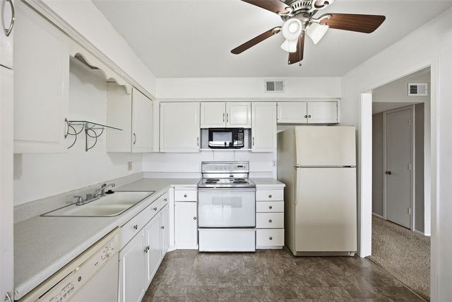 411 Crimson Drive NE 19, Cedar Rapids, IA 52402