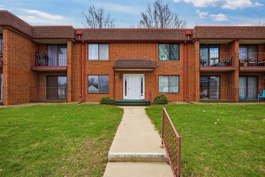 411 Crimson Drive NE 19, Cedar Rapids, IA 52402