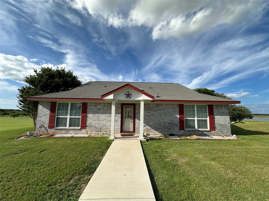 333 Lake Point, Comanche, TX 76442