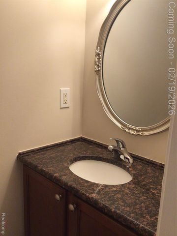 31208 Country Way, Farmington Hills, MI 48331