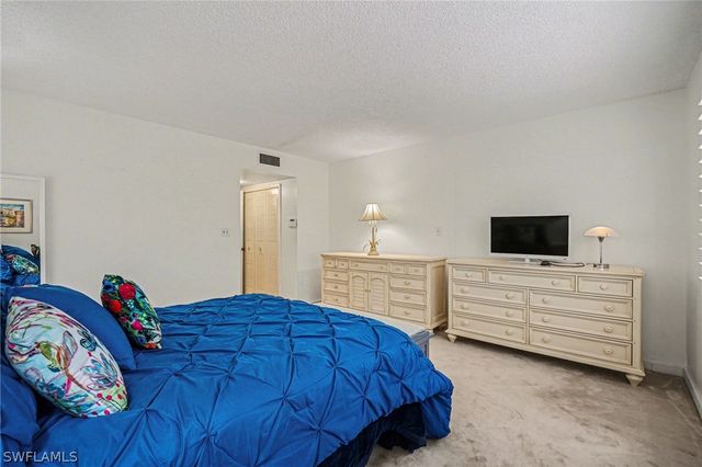 215 Cypress WAY E E2, Naples, FL 34110