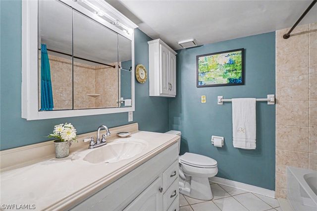 215 Cypress WAY E E2, Naples, FL 34110