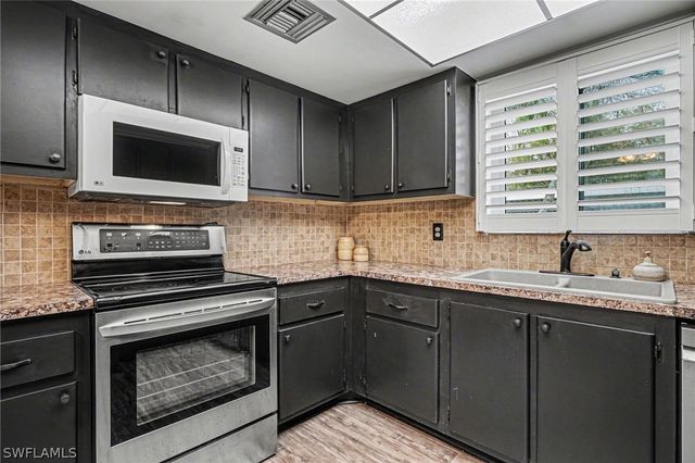 215 Cypress WAY E E2, Naples, FL 34110