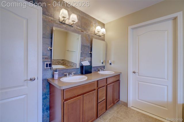 8599 Hummingbird, Commerce Charter Township, MI 48382