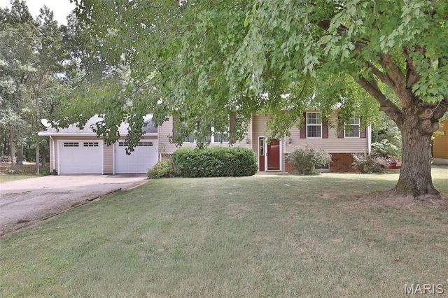 207 Lakewood Drive, Hillsboro, IL 62049