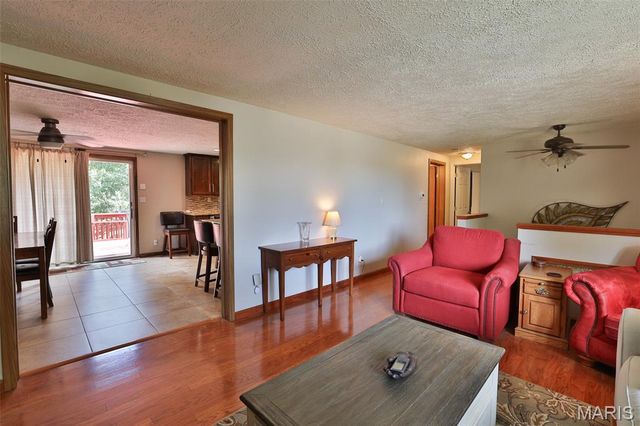 207 Lakewood Drive, Hillsboro, IL 62049