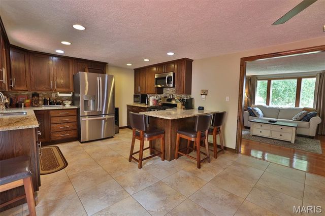 207 Lakewood Drive, Hillsboro, IL 62049