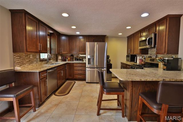 207 Lakewood Drive, Hillsboro, IL 62049