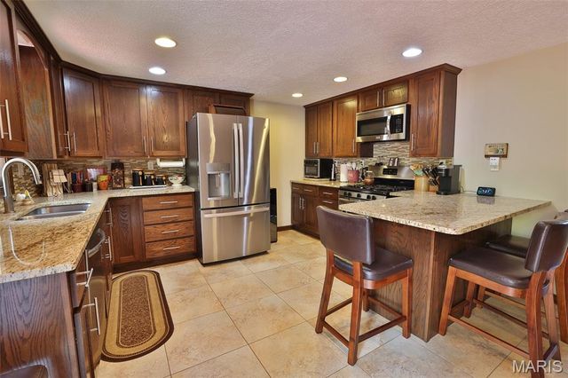 207 Lakewood Drive, Hillsboro, IL 62049