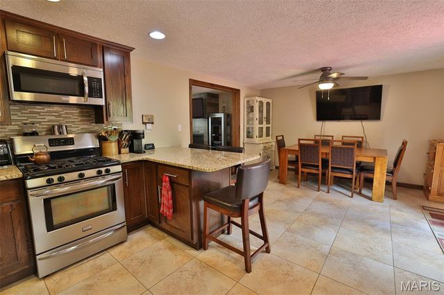 207 Lakewood Drive, Hillsboro, IL 62049