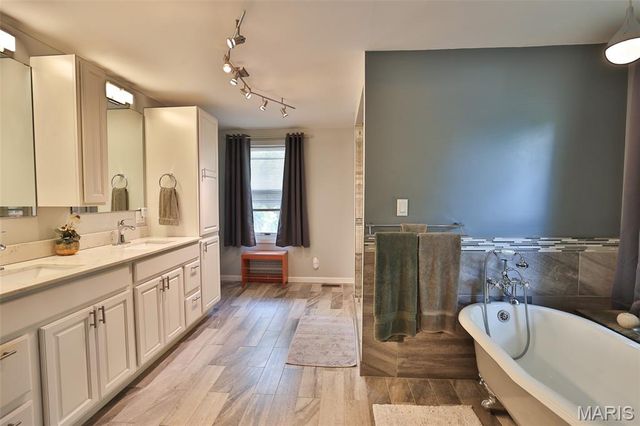 207 Lakewood Drive, Hillsboro, IL 62049