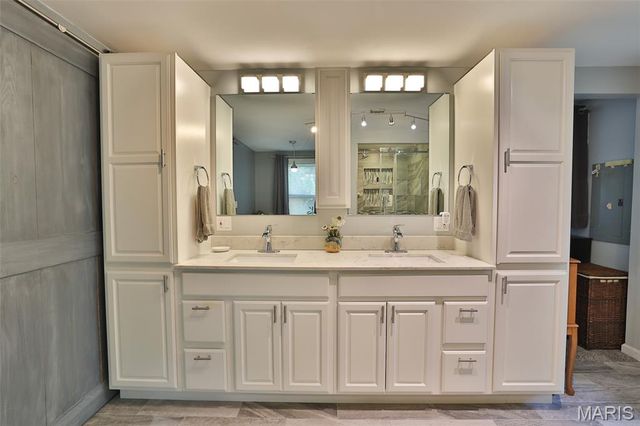 207 Lakewood Drive, Hillsboro, IL 62049