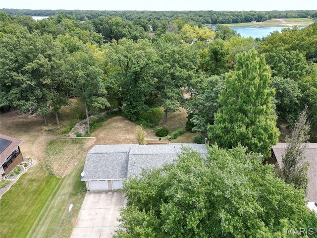 207 Lakewood Drive, Hillsboro, IL 62049