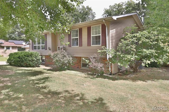 207 Lakewood Drive, Hillsboro, IL 62049