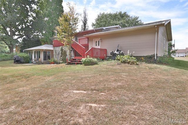 207 Lakewood Drive, Hillsboro, IL 62049