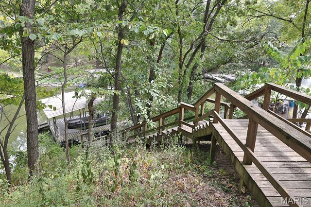 207 Lakewood Drive, Hillsboro, IL 62049