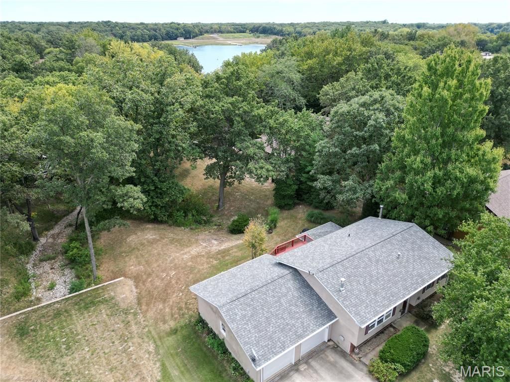 207 Lakewood Drive, Hillsboro, IL 62049