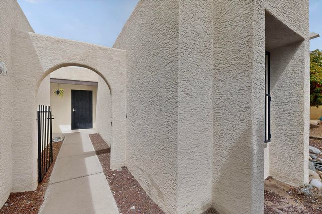 5527 Amistad Road NE, Albuquerque, NM 87111