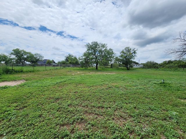 111 W Duncan Avenue, Mertzon, TX 76941