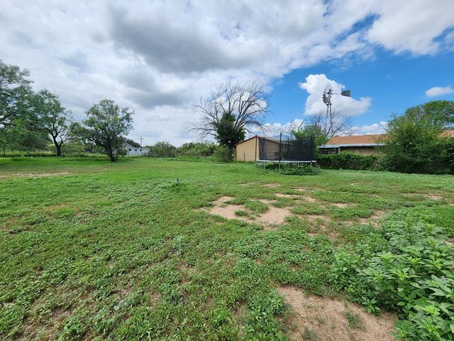 111 W Duncan Avenue, Mertzon, TX 76941