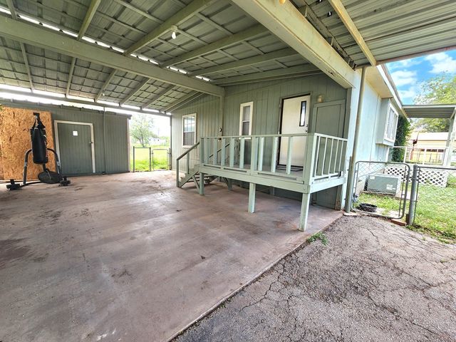 111 W Duncan Avenue, Mertzon, TX 76941