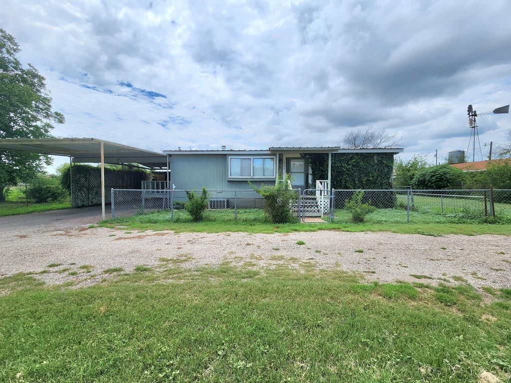 111 W Duncan Avenue, Mertzon, TX 76941