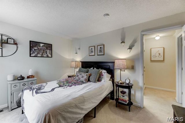 5593 Baronridge Drive 5, St Louis, MO 63129