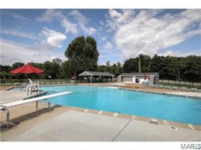 5593 Baronridge Drive 5, St Louis, MO 63129