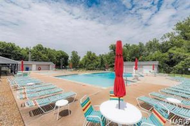 5593 Baronridge Drive 5, St Louis, MO 63129