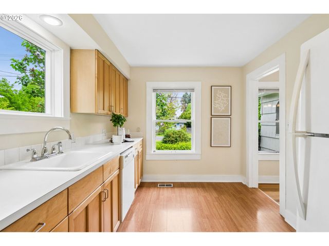 4228 Ne SIMPSON St, Portland, OR 97218
