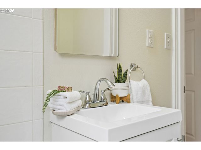 4228 Ne SIMPSON St, Portland, OR 97218