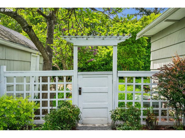 4228 Ne SIMPSON St, Portland, OR 97218