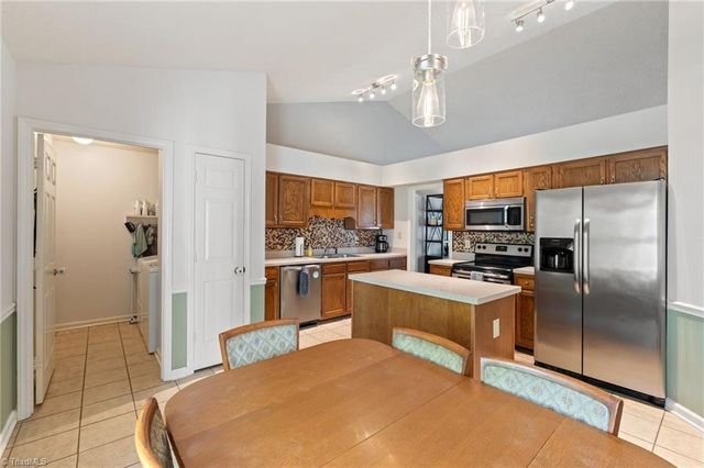 808 Eagle Point Drive, Kernersville, NC 27284