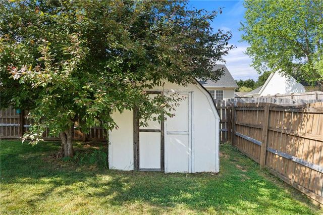 808 Eagle Point Drive, Kernersville, NC 27284