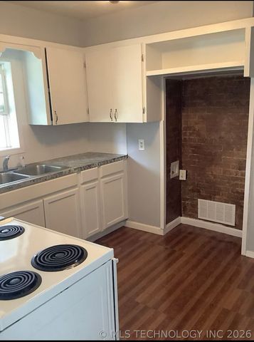 221 SE Wilshire Avenue, Bartlesville, OK 74006