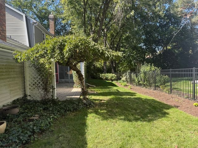 821 Timber Trail Drive, Naperville, IL 60565