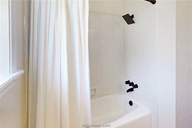 1713 Laura Lane, College Station, TX 77840