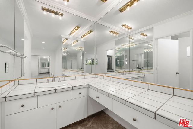 222 7th Street 301, Santa Monica, CA 90402