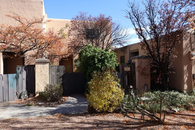 3079 Plaza Blanca Paloma Plaza, Santa Fe, NM 87507