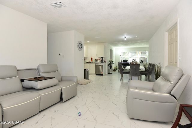 1077 Madison Avenue, Daytona Beach, FL 32114